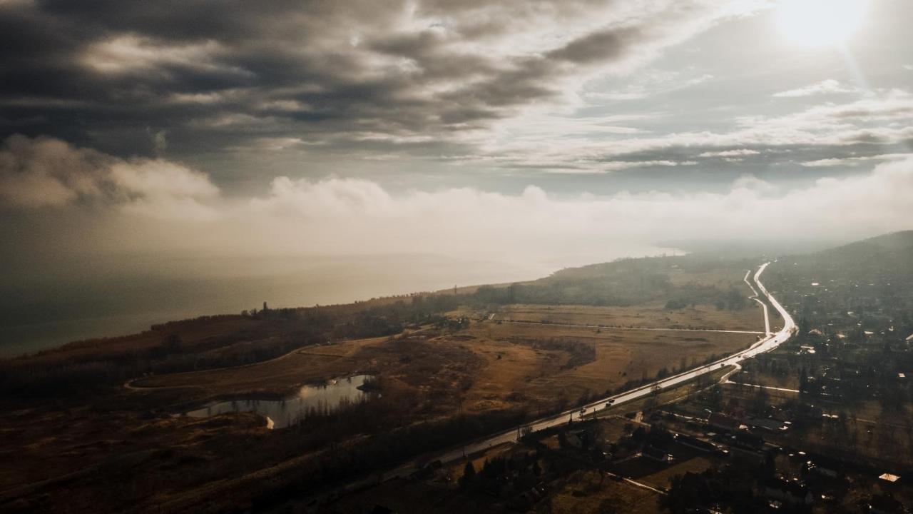 Mandulas Kabin A Kishaz Dezsaval Es Kilatassal A Balatonra Балатондьєрек Екстер'єр фото