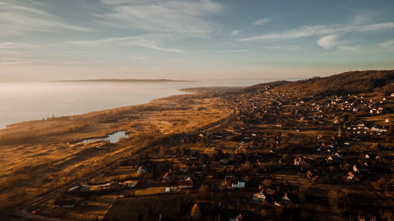 Mandulas Kabin A Kishaz Dezsaval Es Kilatassal A Balatonra Балатондьєрек Екстер'єр фото