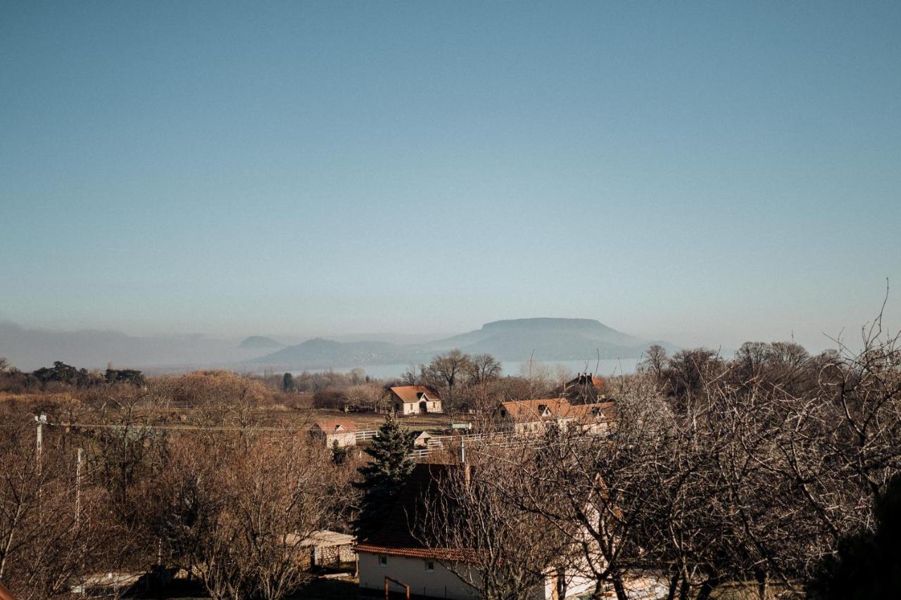 Mandulas Kabin A Kishaz Dezsaval Es Kilatassal A Balatonra Балатондьєрек Екстер'єр фото